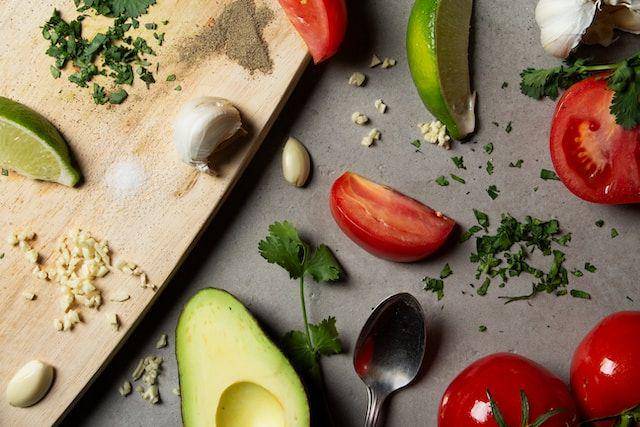 bahan guacamole  (unsplash.com/Marshal Quast)