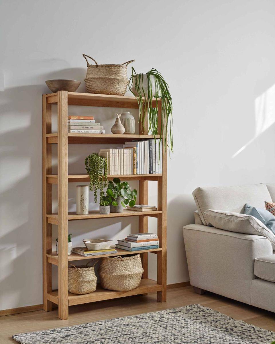 ilustrasi wooden bookshelves (pinterest.com/marksandspencer)