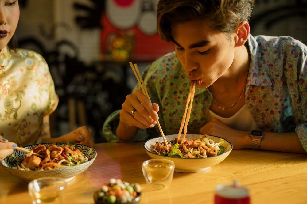 7 Tanda Kamu Harus Berhenti Makan Makanan Pedas, Bisa Bikin Break Out