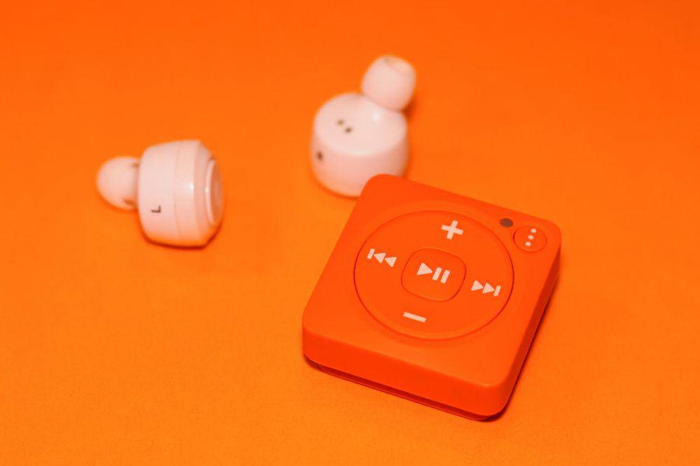 ilustrasi MP3 player berwarna oranye (pexels.com/Tom Swinnen)