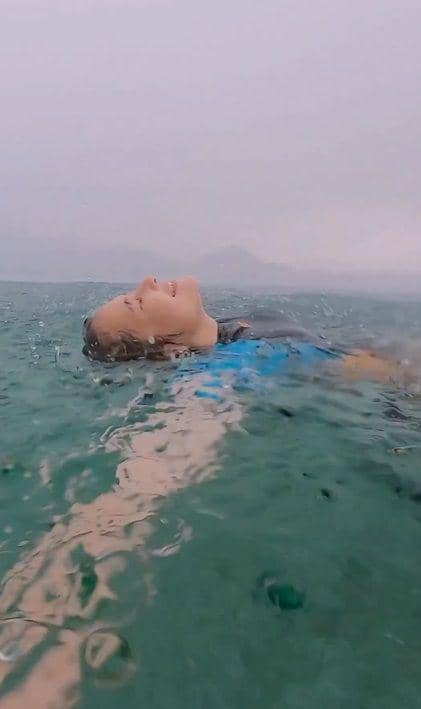 potret Prilly hujan-hujanan di tengah laut Labuan Bajo (instagram.com/prillylatuconsina96)