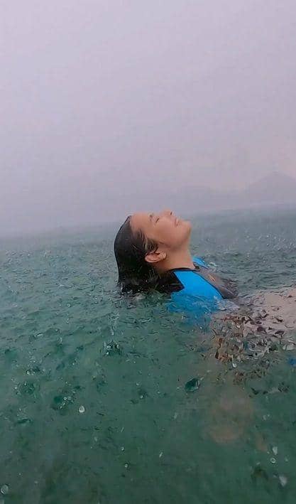 potret Prilly hujan-hujanan di tengah laut Labuan Bajo (instagram.com/prillylatuconsina96)