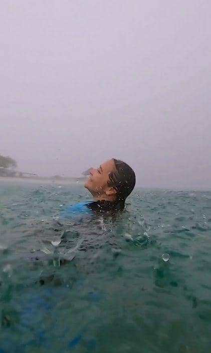potret Prilly hujan-hujanan di tengah laut Labuan Bajo (instagram.com/prillylatuconsina96)