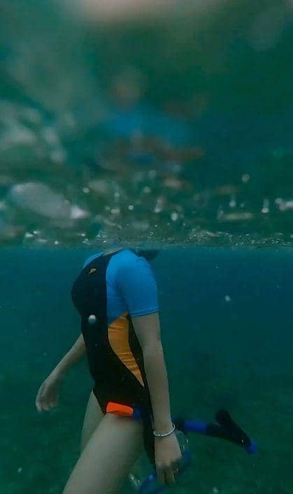 potret Prilly hujan-hujanan di tengah laut Labuan Bajo (instagram.com/prillylatuconsina96)