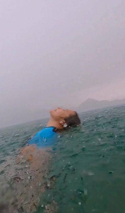 potret Prilly hujan-hujanan di tengah laut Labuan Bajo (instagram.com/prillylatuconsina96)