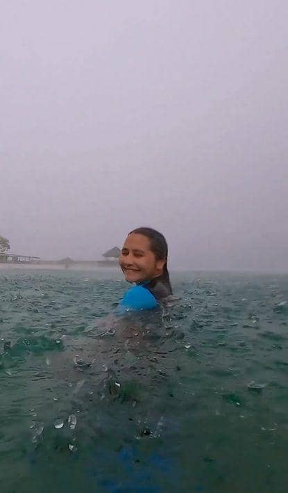 potret Prilly hujan-hujanan di tengah laut Labuan Bajo (instagram.com/prillylatuconsina96)