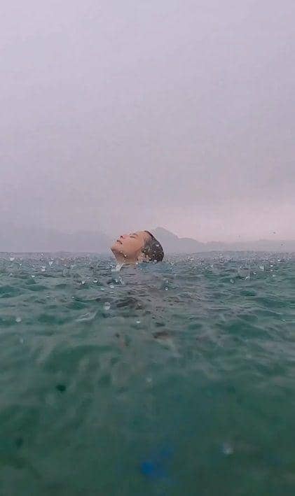 potret Prilly hujan-hujanan di tengah laut Labuan Bajo (instagram.com/prillylatuconsina96)