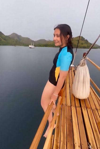 potret Prilly hujan-hujanan di tengah laut Labuan Bajo (instagram.com/prillylatuconsina96)