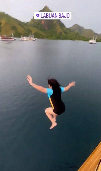 potret Prilly hujan-hujanan di tengah laut Labuan Bajo (instagram.com/prillylatuconsina96)