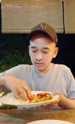 potret Ruben Onsu makan pakai tangan (instagram.com/ruben_onsu)