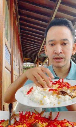 potret Ruben Onsu makan pakai tangan (instagram.com/ruben_onsu)