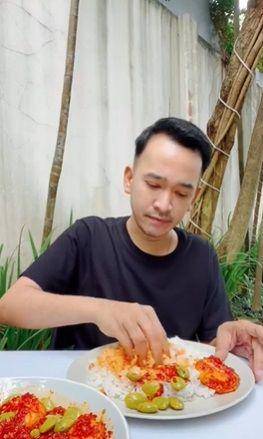 potret Ruben Onsu makan pakai tangan (instagram.com/ruben_onsu)