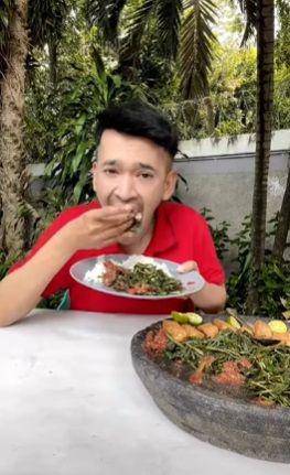 potret Ruben Onsu makan pakai tangan (instagram.com/ruben_onsu)