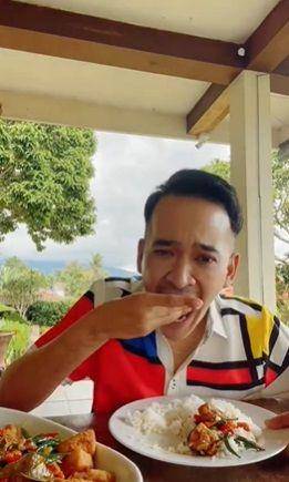 potret Ruben Onsu makan pakai tangan (instagram.com/ruben_onsu)