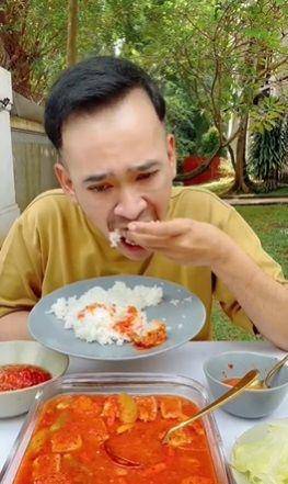potret Ruben Onsu makan pakai tangan (instagram.com/ruben_onsu)