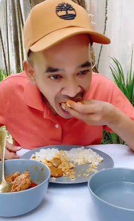 potret Ruben Onsu makan pakai tangan (instagram.com/ruben_onsu)