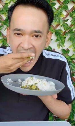 potret Ruben Onsu makan pakai tangan (instagram.com/ruben_onsu)