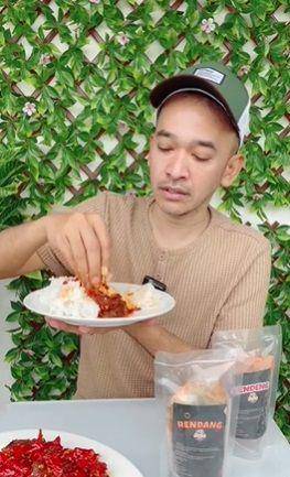 potret Ruben Onsu makan pakai tangan (instagram.com/ruben_onsu)