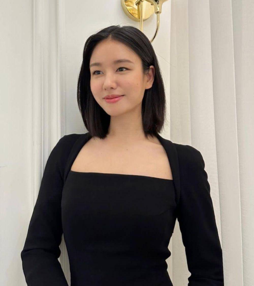 Ahn Eun Jin (instagram.com/eunjin___a)