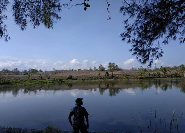 potret pengunjung di pantai laguna lembupurwo (instagram.com/jalanjalanbangbang)