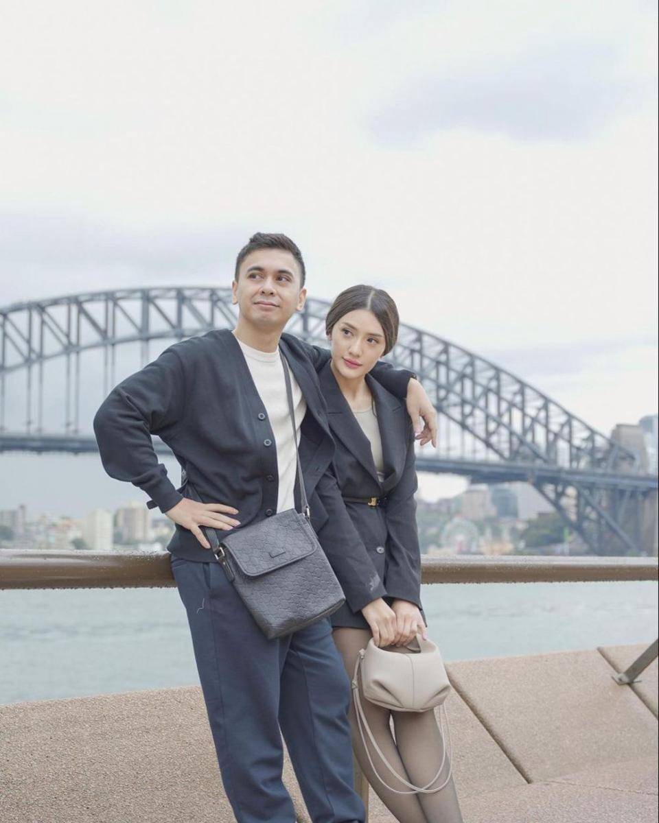 Potret Raditya Dika dan Anissa Aziza (Instagram.com/anissaaziza