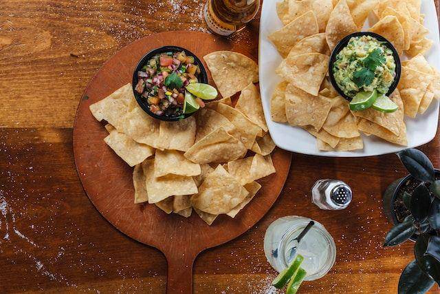 ilustrasi sajian hidangan dengan guacamole  (unsplash.com/Tim Toomey)