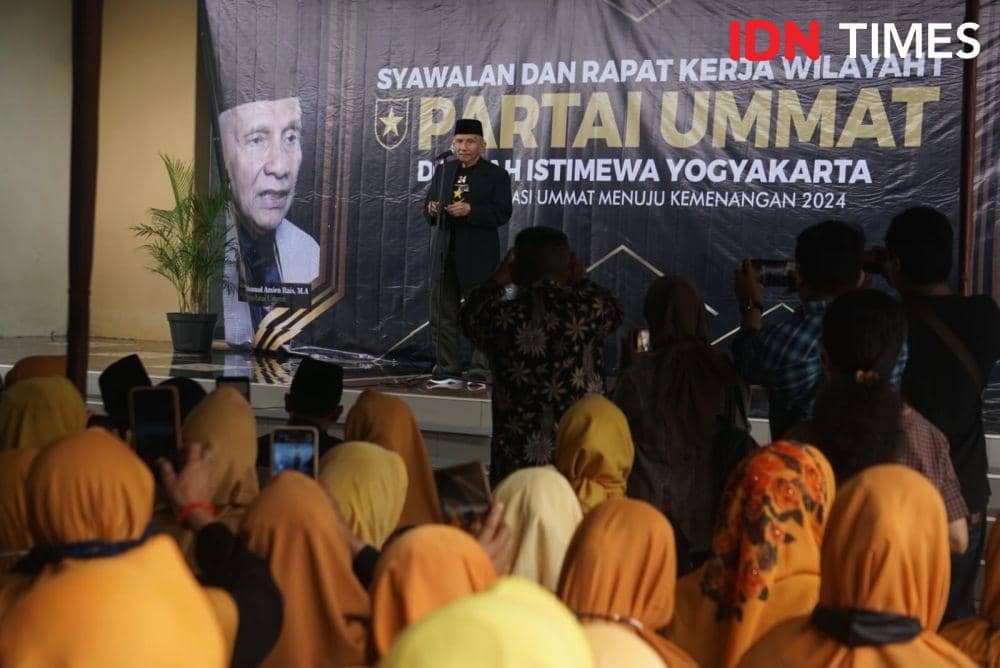 Ketua Majelis Syura Partai Ummat, Amien Rais i Syawalan & Rakerwil I Partai Ummat DIY, di halaman Yayasan Budi Mulia Dua, Jalan Raya Tajem km 3, Ngemplak, Sleman, Sabtu (29/4/2023).(IDNTimes/Herlambang Jati)