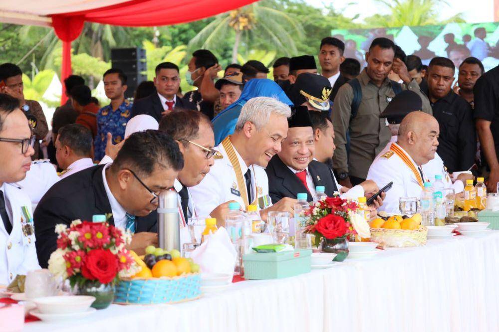 Sejumlah kepala daerah bersama Menteri Dalam Negeri Tito Karnavian menikmati hidangan coto Makassar usai upacara peringatan Hari Otonomi Daerah ke-27 di Makassar, Sulawesi Selatan, Sabtu (29/4/2023). (Dok. Humas Pemkot Makassar)