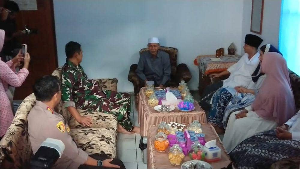 Warga bersilaturahmi saat lebaran ketupat di Trenggalek. IDN Times/ Bramanta Pamungkas
