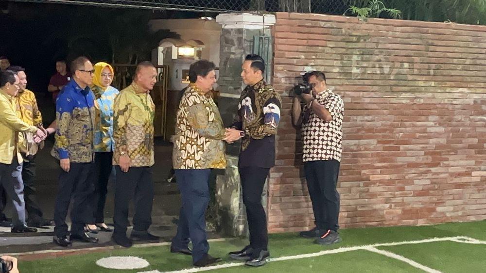 Airlangga Temui SBY di Cikeas, Langsung Disambut AHY dan Ibas