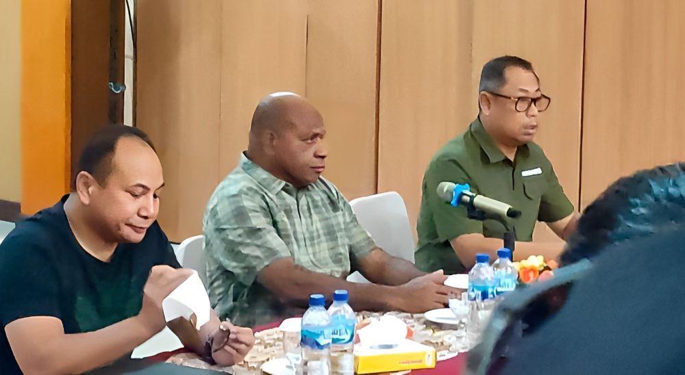 Kapolda Papua, Irjen Pol Mathius D. Fakhiri (tengah) saat mengikuti rapel di Timika, Minggu (30/4/2023) (IDN Times/Endy Langobelen)