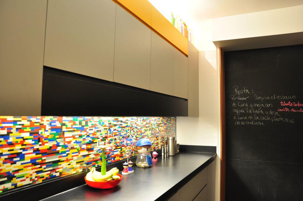 ilustrasi pemasangan lego sebagai splashback di dapur (archdaily.cl/santiago beckdorf s.)