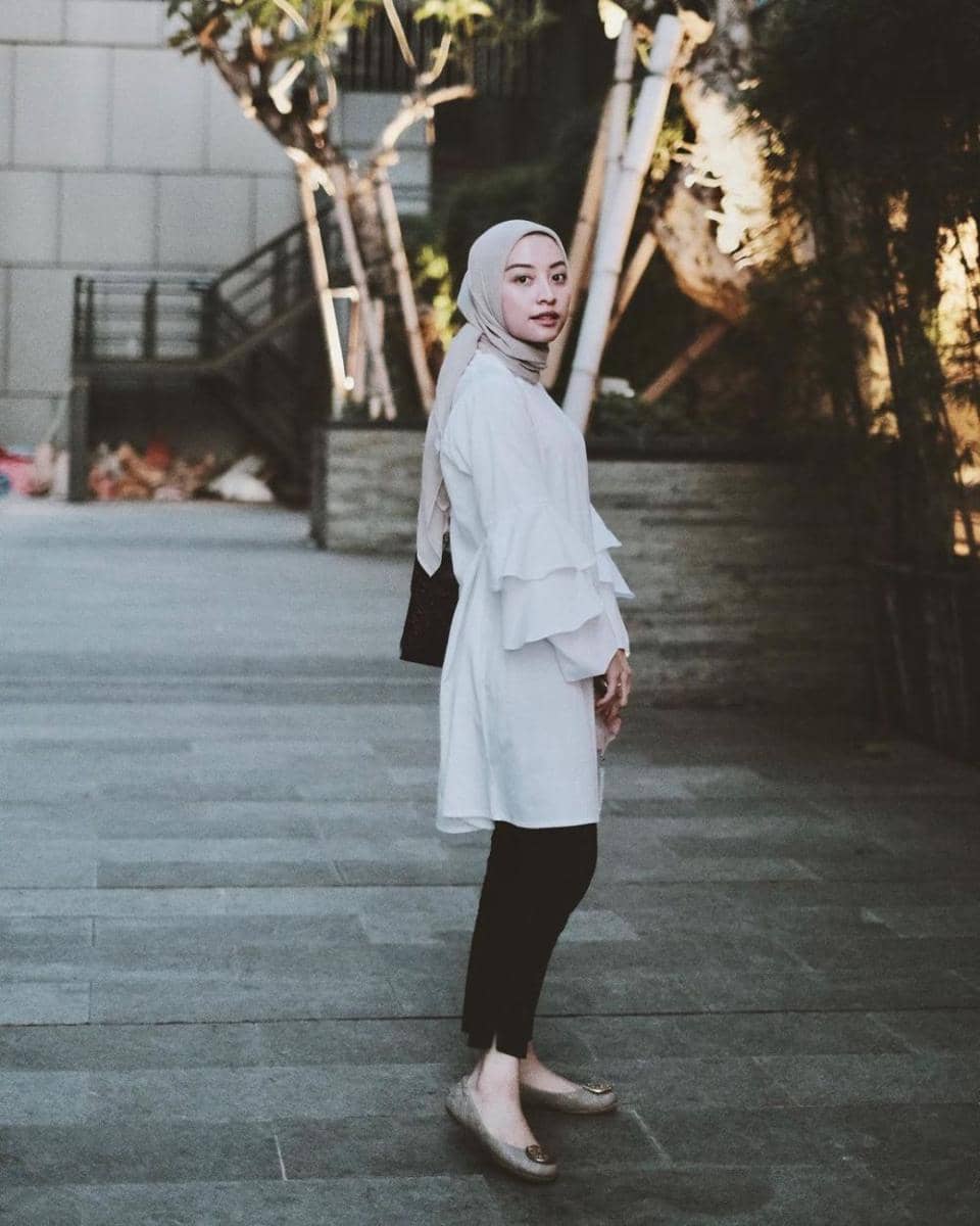 padu padan atasan putih untuk ke kantor (instagram.com/ratrishanadya)