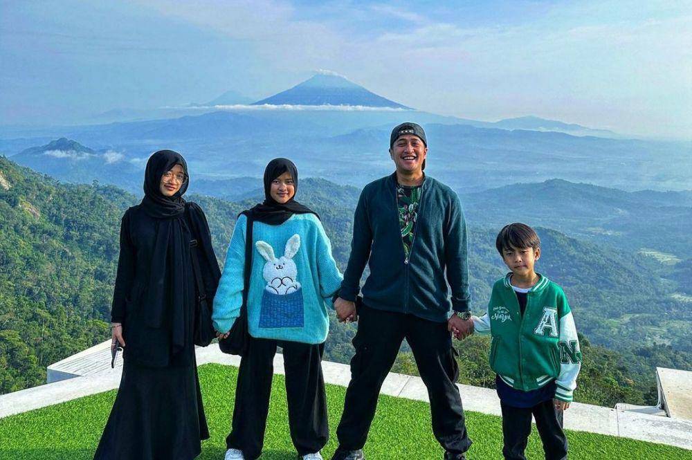 potret Irfan Hakim liburan bareng keluarga. (instagram.com/irfanhakim75)