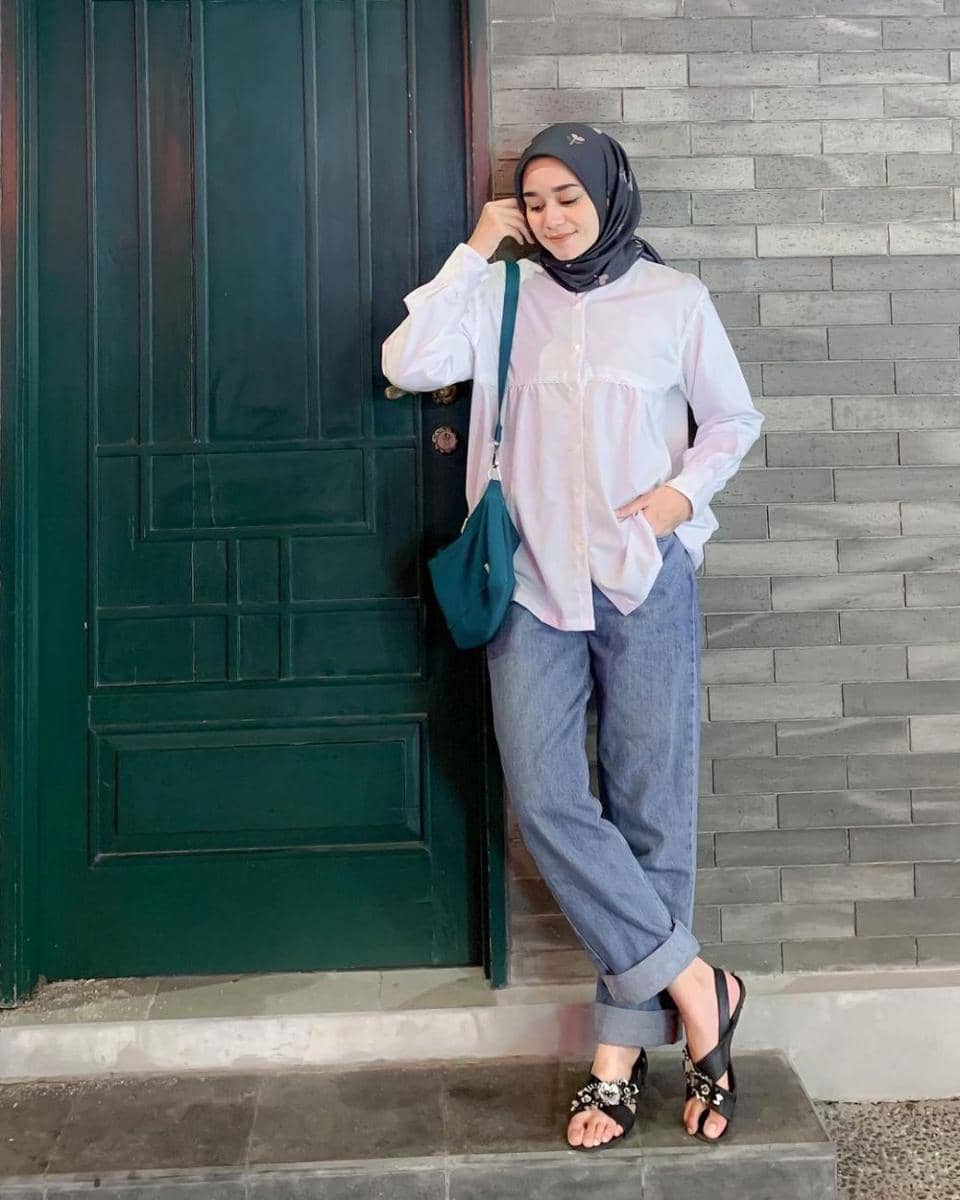 padu padan atasan putih untuk ke kantor (instagram.com/ineznazlia)