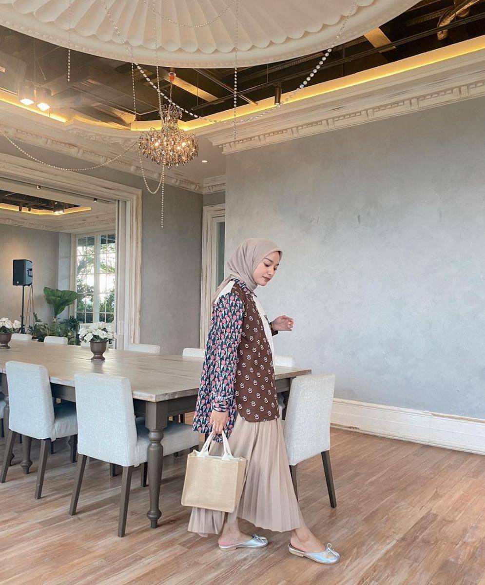 inspirasi outfit hijab formal dengan atasan motif (instagram.com/intansugih)