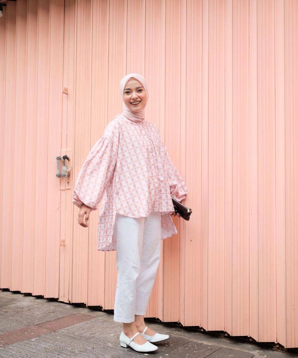 inspirasi outfit hijab formal dengan atasan motif (instagram.com/intansugih)