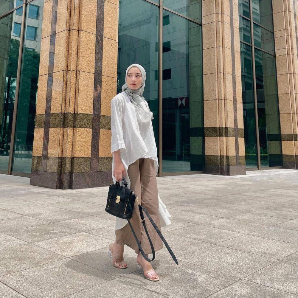 padu padan atasan putih untuk ke kantor (instagram.com/ratrishanadya)