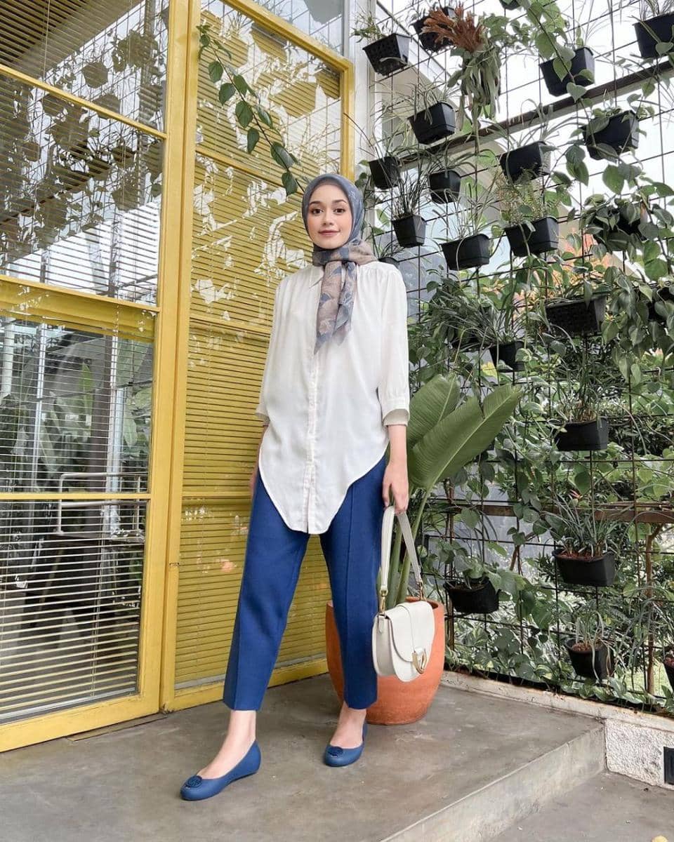 padu padan atasan putih untuk ke kantor (instagram.com/ineznazlia)