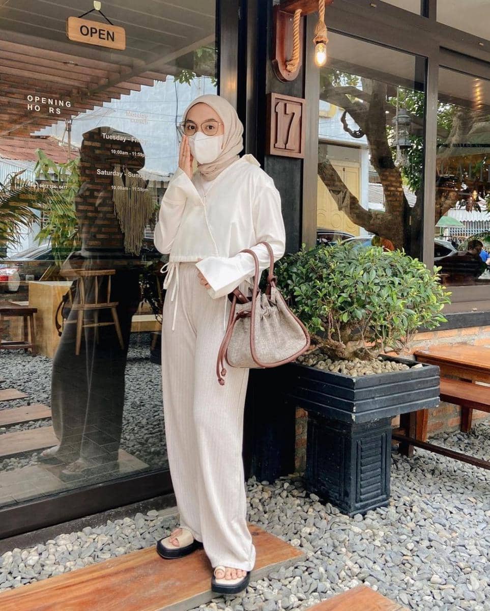 padu padan atasan putih untuk ke kantor (instagram.com/darmaputrii)