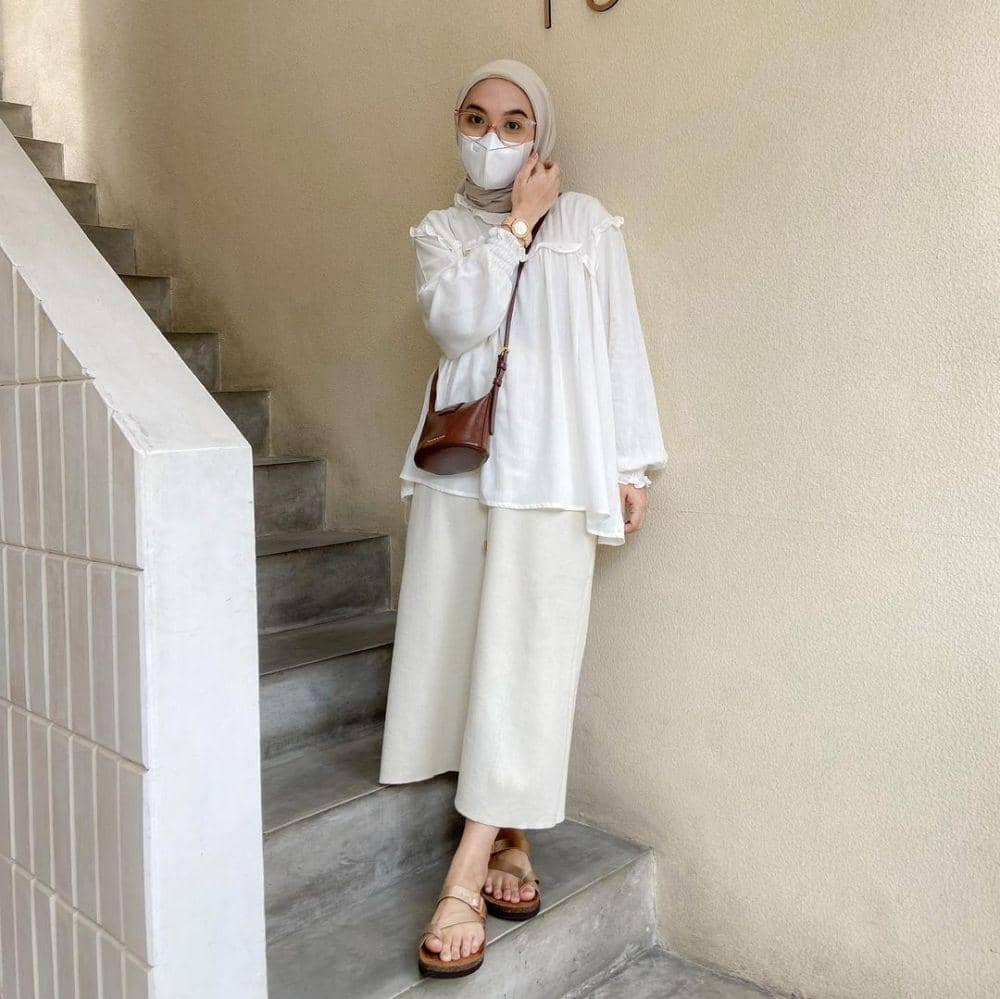 padu padan atasan putih untuk ke kantor (Instagram.com/darmaputrii)