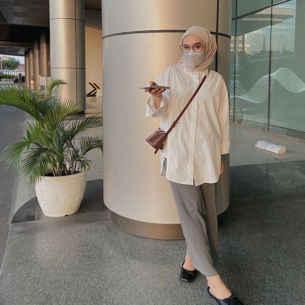 padu padan atasan putih untuk ke kantor (instagram.com/darmaputrii)