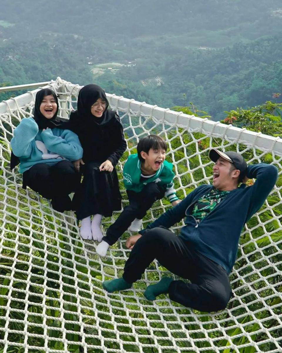 potret Irfan Hakim liburan bareng keluarga. (instagram.com/irfanhakim75)