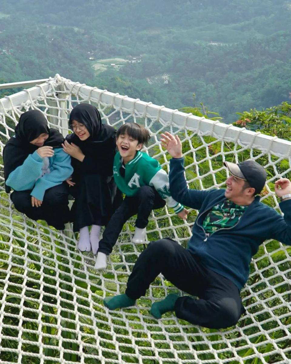 potret Irfan Hakim liburan bareng keluarga. (instagram.com/irfanhakim75)