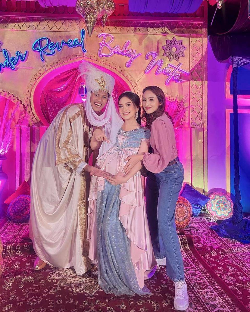 potret gender reveal calon anak pertama Lalita Hutami dan Ibnu Wardani (instagram.com/nadialaydrus)