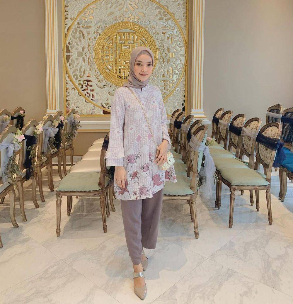 inspirasi outfit hijab formal dengan atasan motif (instagram.com/intansugih)