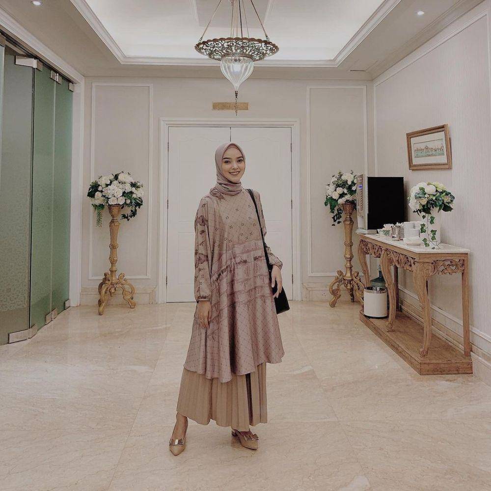 inspirasi outfit hijab formal dengan atasan motif (instagram.com/intansugih)