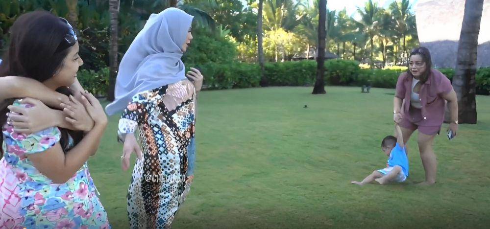 potret Rayyanza tak mau jauh dari Atqia (instagram.com/chevirgo)