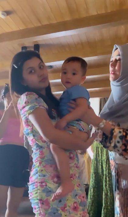 potret Rayyanza tak mau jauh dari Atqia (instagram.com/videoladygigi)