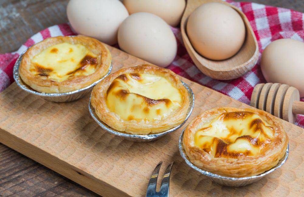 ilustrasi egg tart (freepik.com/dashu83)
